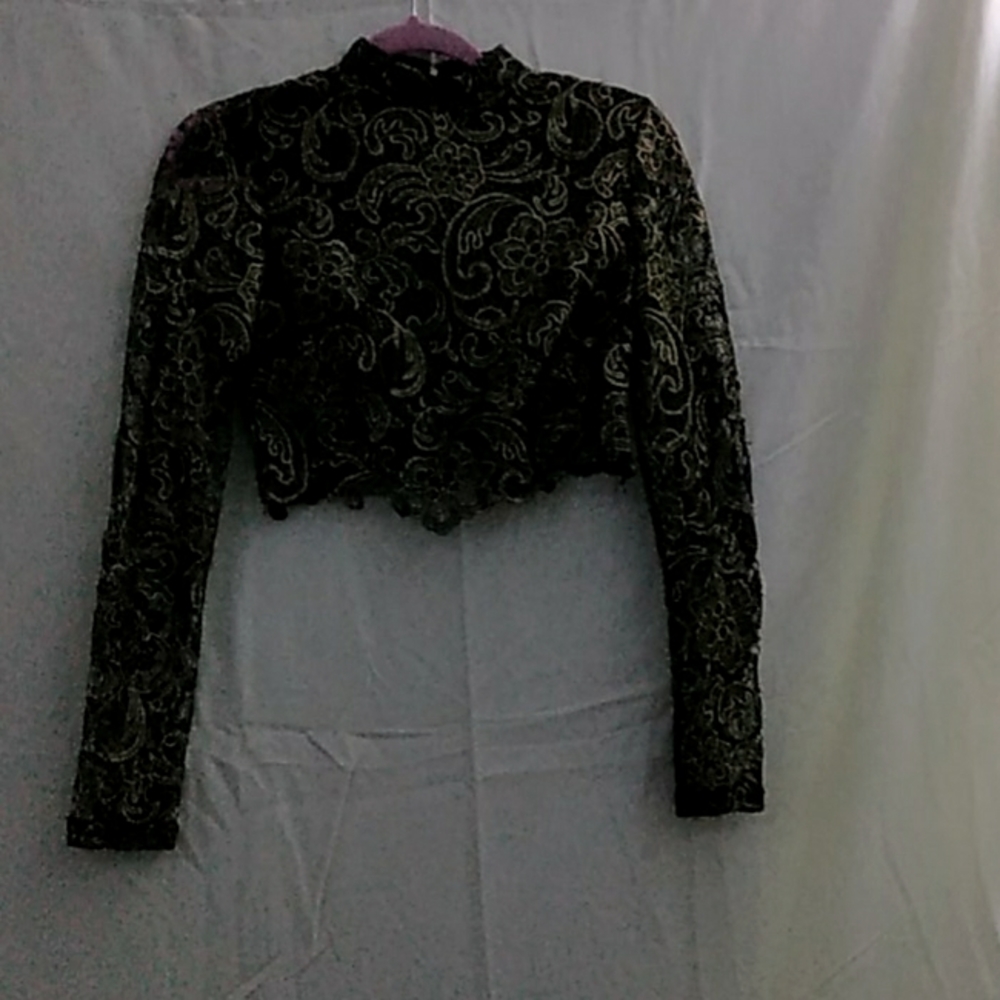 Modern seficitacated crop top